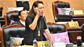 劉曉玫批縣府震災善款處理　觀感不佳　花蓮縣議會第18屆第7次定期大會，16日進行總質詢議程。民進黨籍縣議員劉曉玫（前）持續追問震災善款用途，批評縣府處理震災善款荒腔走板，社會觀感不佳。（民眾提供）中央社記者李先鳳傳真　107年5月16日