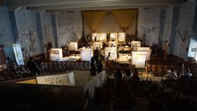 金大建築系畢業展　金沙戲院亮起來荒廢30多年的金門縣金沙戲院，16日因為金門大學建築學系畢業展，再次亮了起來。38名畢業生在這裡展出作品，展現學習成果。中央社記者黃慧敏攝　107年5月16日