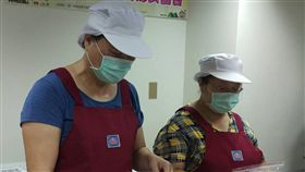 多元就業成新移民母後盾　為緩兒闖職涯獨立扶養遲緩兒的單親新移民母親「阿莉」（左），長時間照顧孩子，使她從來沒有時間真正踏入職場，透過勞動部「多元就業開發方案計畫」媒合到台灣陽光婦女協會工作，不只有經濟收入還兼顧孩子，讓她心中滿是感激。（台中就業中心提供）中央社記者蘇木春傳真　107年5月16日