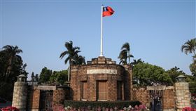 台大校務會議討論管案　5提案全數擱置台灣大學24日召開校務會議，會中討論有關校長當選人管中閔的討論案共計5案，經投票表決後全數擱置，若24日會議結束前未再提出，就不再討論。圖為台大校門口。中央社記者謝佳璋攝　107年3月24日