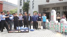 丁守中玩憤怒鳥  表達人民不滿國民黨台北市長參選人丁守中（前左）18日在立法院議場前，參加國民黨舉行的「蔡政府失政兩週年」記者會，用憤怒鳥彈弓射擊的方式，表達對蔡政府施政的不滿。中央社記者謝佳璋攝  107年5月18日