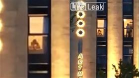 影／隔壁房「女上男下」火熱激戰　文青哥獨自一人眺望遠方
圖／翻攝自Liveleak
https://www.liveleak.com/view?t=CZW0W_1525966648