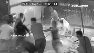 噴泡沫丟雞蛋　慶生整壽星惡搞洗車場