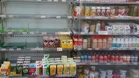 別衝動伸手！超商店員揭密　看到「透明簾」別拿飲料（圖／翻攝自爆廢公社二館臉書）