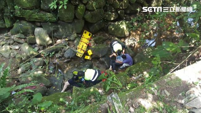 她跳河看護救命跟著跳　摔落3米深谷