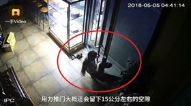 大陸重慶一名女子身體相當「軟Q」，她利用「縮骨功」鑽進寬距15公分的門縫進行偷竊。從去年至今，女子已行竊近10萬元人民幣（約新台幣50萬），目前警方已鎖定該女子，將進一步調查。（圖／翻攝自梨視頻）