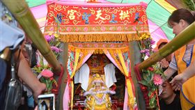 白沙屯媽祖聖駕到北港苗栗白沙屯媽祖進香北港朝天宮，在36小時急行軍200公里後，18日上午抵達北港，暫時駐駕北港北辰派出所，圖為媽祖鑾轎上白沙屯媽（後）、山邊媽（前）聖駕。中央社記者葉子綱攝  107年5月18日