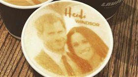 英國哈利王子與美國女星梅根馬克爾（Meghan Markle）19日將舉辦王室婚禮，有業者看準商機賺一波「皇室財」，推出「梅根哈利奇諾」、皇家蛋糕，成功讓業績大幅上升。（圖／翻攝自推特detikcom）