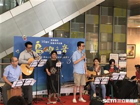 今年適逢雙和醫院十週年院慶，院方舉辦音樂會邀請日本沖繩縣石垣島人世持桜小姐（左三）現場彈唱三線琴音樂，讓來院民眾舒緩身心的疲憊與壓力。（圖／雙和醫院提供）