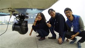 ▲齊導對於空拍有一種強烈的使命感，由左至右為李欣彤、齊柏林、陳冠齊。（圖／阿布電影公司提供）
