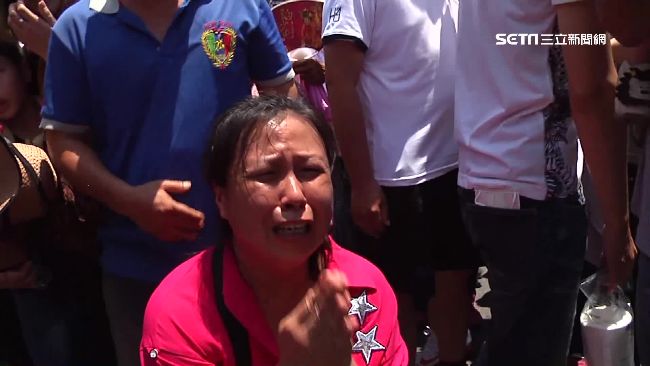 帶癱兒祈福　白沙屯媽繞道…母急跪拜