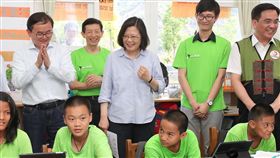 蔡總統參訪偏鄉學童學習情況（3）總統蔡英文（後右3）18日在民進黨籍立委劉櫂豪（後左2）等人陪同下，參訪台東縣延平鄉桃源國小，並觀看小朋友使用平板電腦學習的情況。中央社記者吳翊寧台東攝　107年5月18日