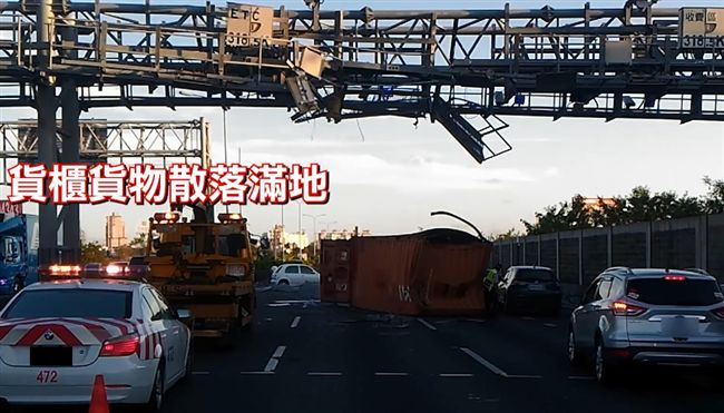 首例！聯結車貨櫃升起撞毀ETC門架