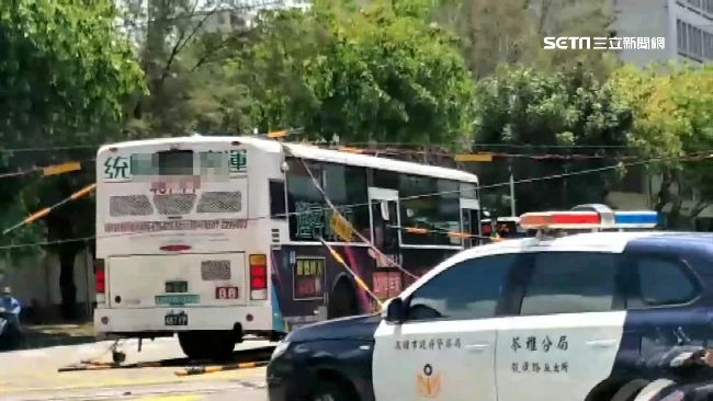 罔顧人命！公車搶快　闖鐵軌撞斷桿