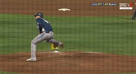 ▲王維中演出背身跨下接球美技。（圖／截自網路）