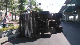 大貨車轉彎翻覆　嚇壞草衙道遊客