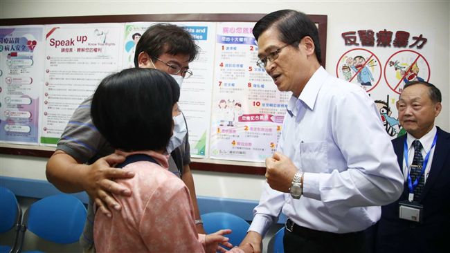 嚴德發探視受傷傘兵　承諾：全力照顧