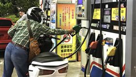 油價緩漲機制前　民眾先加滿油箱經濟部11日晚間公布油價平穩機制，根據中油浮動油價公式估算，下週汽油調整後95無鉛汽油每公升將突破新台幣30元大關；依緩漲機制計算，中油將吸收0.1元漲幅，不過還是有不少民眾選擇提前到加油站把油箱加滿。中央社記者徐肇昌攝　107年5月11日