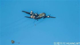 前空特士兵拍到跳傘連續照_黃瑋騰臉書 https://www.facebook.com/huangrock/posts/1924231507600528
