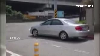 這在台灣！他上錯匝道　竟趁紅燈倒車