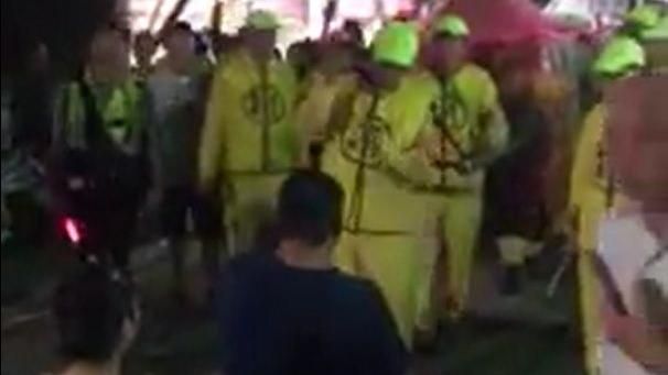 獨／父抱病童虔誠跪拜　媽祖停轎祈福
