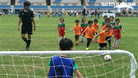 ▲小朋友奔馳在台北田徑場足球場上。（圖／記者林辰彥攝影）