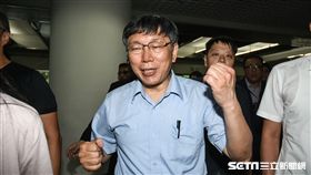 回應民進黨徵召北市長人選，台北市長柯文哲被媒體團團圍繞。 （記者林敬旻攝）