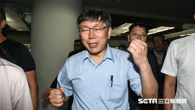 曾傳簡訊求和？柯自稱「蔡英文暗樁」