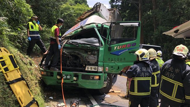 景山駕駛酒駕撞山壁　害副駕受困車內