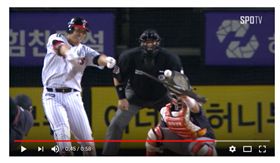 ▲LG雙子打者金賢洙揮棒落空也斷棒。（圖／截自網路）