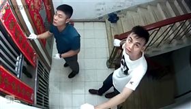 笨賊發現監視器　豬隊友神舉動網笑翻　圖／爆料公社