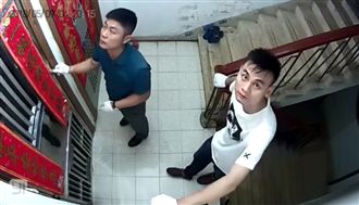 笨賊發現監視器　豬隊友神舉動網笑翻