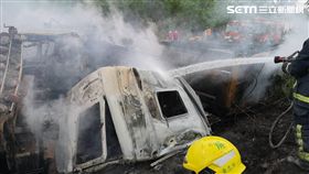 快訊／2砂石車對撞起火！1人灼傷送醫　車底驚見1焦屍
▲圖／翻攝畫面