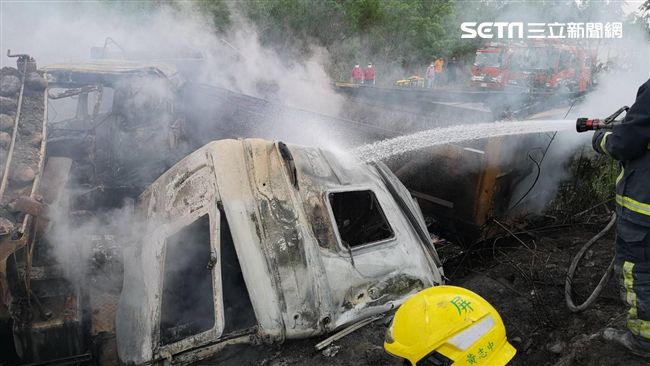 2砂石車對撞起火！1人慘燒成焦屍