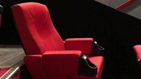 電影院這張單人豪華椅讓網友直喊「好貼心」。（圖／翻攝爆廢公社）