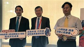心肌梗塞年輕化　醫：近10年中壯年增5成成大醫院心臟科醫師李貽恆（中）19日表示，從臨床觀察發現，近10年來心肌梗塞就診率增加逾6成，35至54歲患者增加幅度超過5成，有年輕化趨勢，也反映年輕人對血脂、膽固醇的觀念有待加強。中央社記者張茗喧攝  107年5月19日