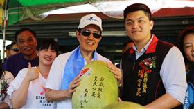 馬英九花蓮叫賣西瓜助弱勢　藍營議員響應前總統馬英九（前右2）19日應邀到花蓮玉里參加阿強西瓜節，現場主持西瓜拍賣，其中國民黨籍花蓮縣議員林宗昆（前右）響應認購，款項將捐助花蓮震災災民。中央社記者李先鳳攝　107年5月19日