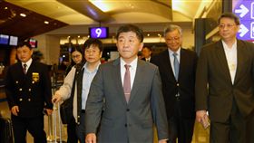 未獲邀WHA　陳時中仍率團赴日內瓦　世界衛生大會（WHA）21日將開幕，台灣今年雖未受邀，但由衛福部長陳時中（前）領軍的「台灣世衛行動團」19日搭機前往日內瓦，將陸續展開與國內外專業醫衛團體的合作活動。中央社記者邱俊欽桃園機場攝　107年5月19日