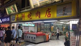 一提到台北萬華知名的華西街夜市，不少人就會想到「蛇肉」，但華西街最後一間的「亞洲毒蛇店」將吹熄燈號，走入歷史。其他網友看到後，紛紛感慨「小時候每週末必看殺蛇秀啊…」（圖／翻攝自臉書）