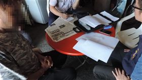 花蓮男子持玩具槍假冒刑警遭查緝花蓮縣萬榮鄉一名江姓男子（左）拿著木頭玩具槍及無殺傷力的獵槍假冒刑警、詐騙民眾，被警方循線查緝到案。（鳳林警分局提供）中央社記者李先鳳傳真　107年5月19日