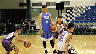 黃金世代指導小球員　傳承籃球路點滴