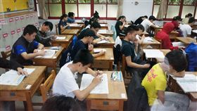 國中教育會考登場（2）107年國中教育會考19日登場，共有23萬394名考生應試，第一天考社會、數學、國文與寫作測驗。中央社記者孫仲達攝　107年5月19日