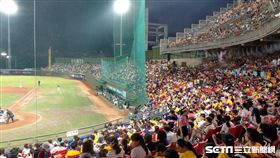 天母棒球場中信兄弟主場滿場。（圖／記者王怡翔攝）