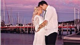 澳洲一名新娘艾什莉·迪斯佩特（Ashleigh Despirt），疑不滿婆家要在婚禮上設置「天使桌」，氣得在婚宴上持刀揮砍小叔，嚇壞在場的賓客，也讓溫馨的婚禮變了調。最後法官判處艾什莉350小時社區工作，最高可能被關10年。（圖／翻攝自geelongadvertiser）