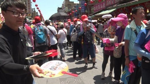 急行軍到北港！信眾包包都有痠痛法寶