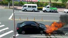 無照男撞飛騎車阿嬤致死，車子還起火燃燒。（圖／翻攝畫面）