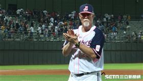 中信兄弟女孩日獲勝、總教練史耐德。（圖／記者王怡翔攝）