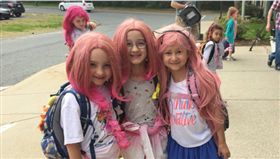 美國小學女童罹患鬼剃頭，全校為她辦「粉紅假髮日」。（圖／翻攝WCVB）