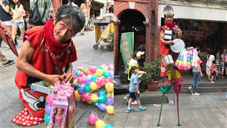 無畏曾遭絆倒　視障翁踩高蹺還送回禮