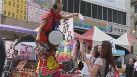 盲人，視障，踩高蹺，街頭藝人（記者謝美伶攝影）